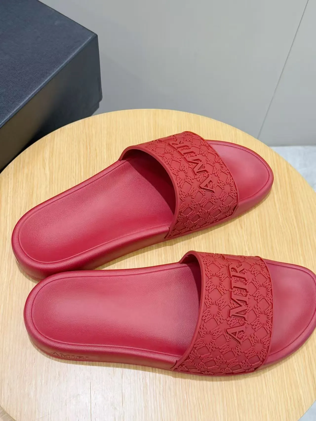 [AMIRI* Emil] P: 300💰 Size: 39-45 Official website new original 1:1 AMIRI* Emil classic men's slippers, high-end boutique, original material, TPU upper, foam bottom, fine workmanship, casual, loose and comfortable, a must-have in summer.